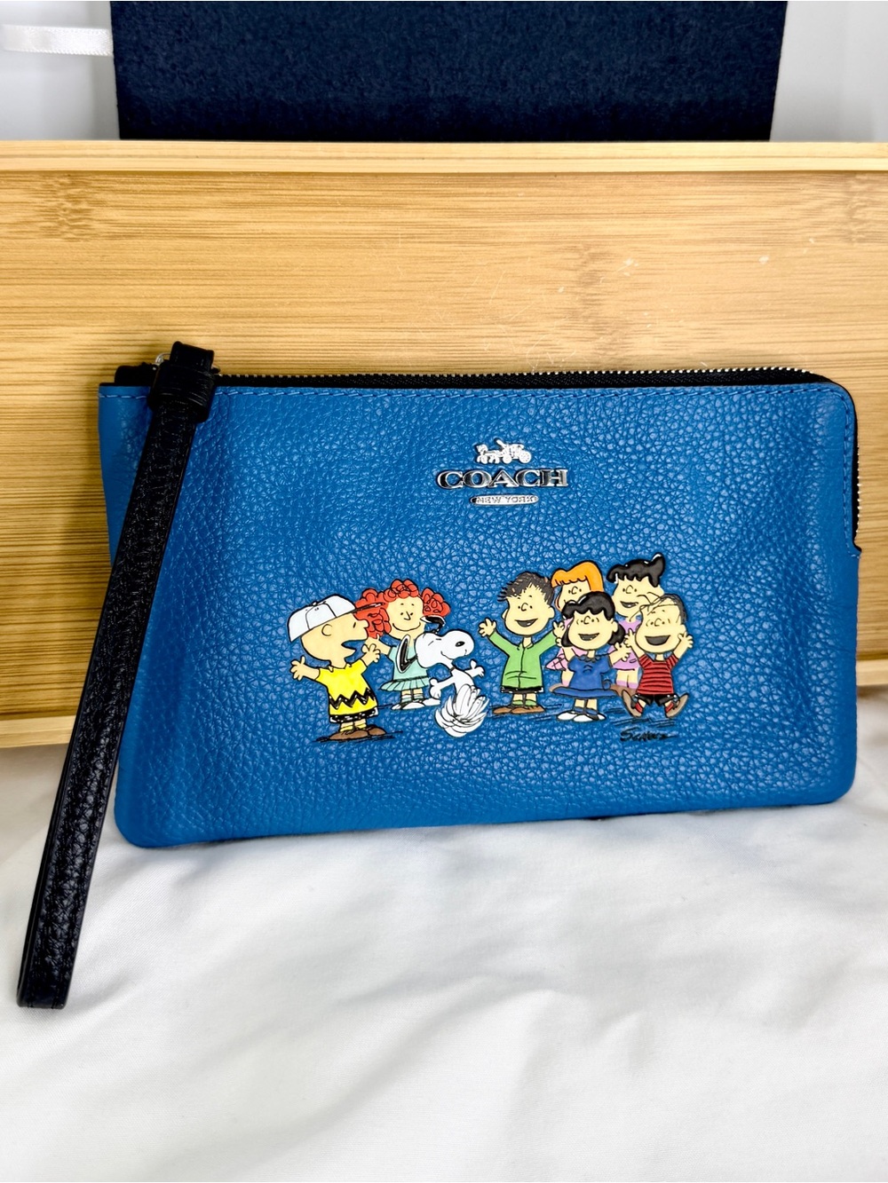 COACH X Peanuts Snoopy & Friends Blue Large Corner Zip Wristlet Clutch Phone - Picture 2 of 9